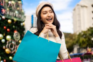 WOMAN SHOPPING XMAS OUTDOOR